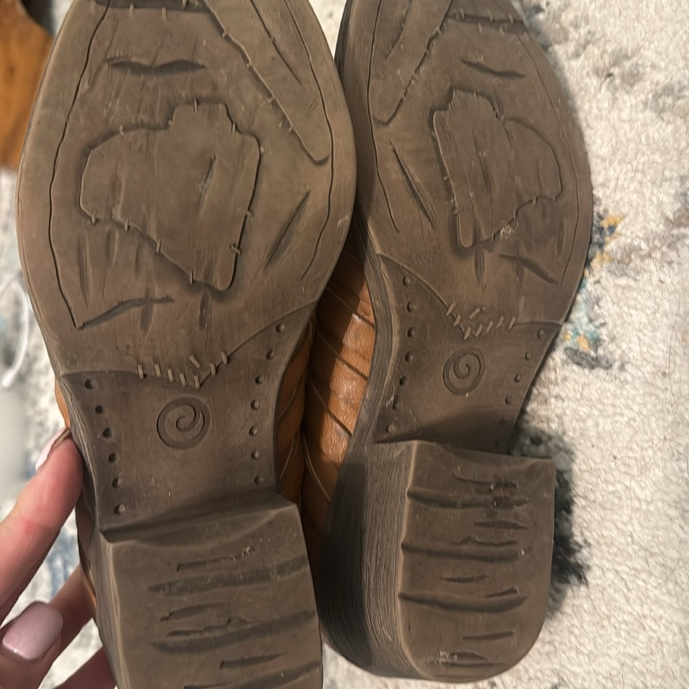 Volatile Women’s ankle boots. In good shape. Just never wear them. - Picture 3 of 4